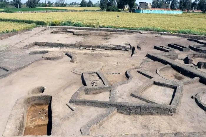Necropolă descoperită la Kom el-Khilgan (© Facebook / Ministry of Tourism and Antiquities)