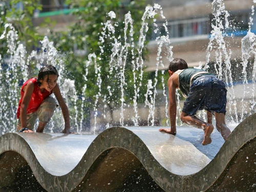 Prognoza meteo pentru următoarele două zile anunță că temperaturile se mențin ridicatefoto: Click!