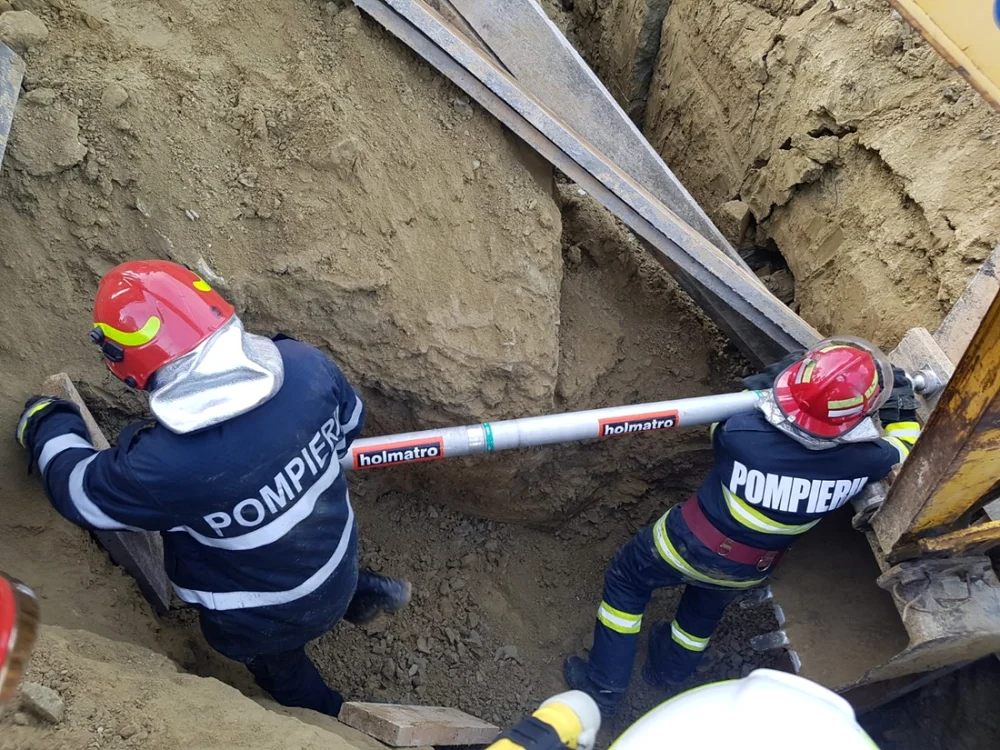 Muncitori la canalizare surprinşi sub un mal de pământ Foto Adevărul
