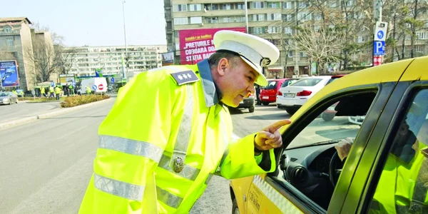 Controale dese făcute de poliţişti nu schimbă "obiceiurile" taximetriştilor foto: Marian Iliescu