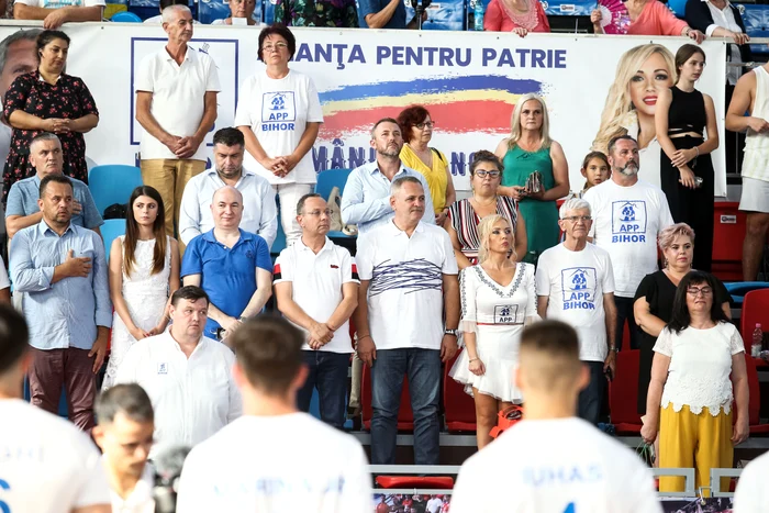 Bruneta Oana Leonte se zvonește că e noua iubită a lui Dragnea