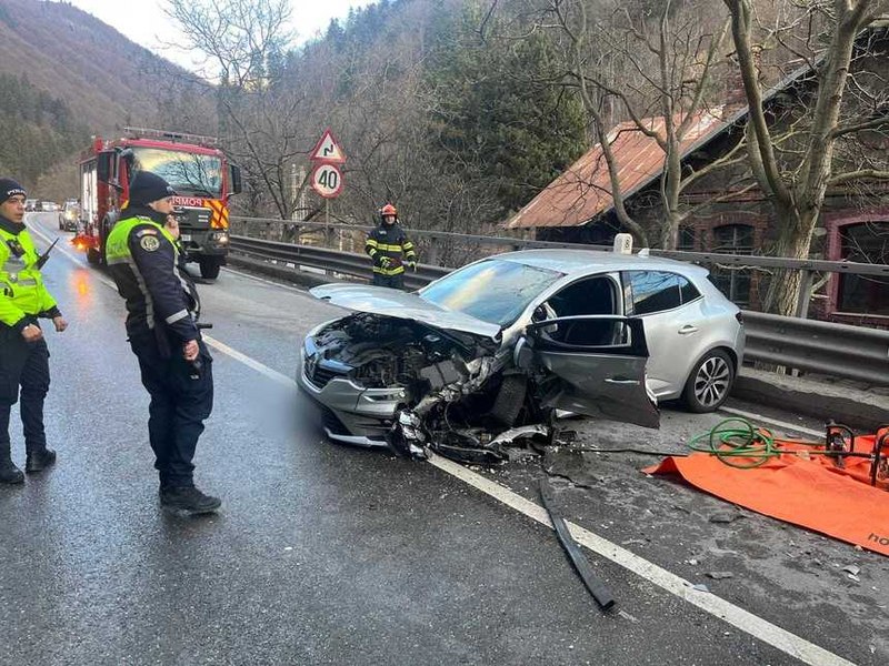 Un accident în care au fost implicate 10 persoane, printre care și trei copii, a avut loc în stațiunea Sinaia. Traficul în zonă este blocat