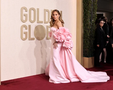 Jennifer Lopez a avut o apariție teatrală pe covorul roșu de la Golden Globes. FOTO: Getty Images