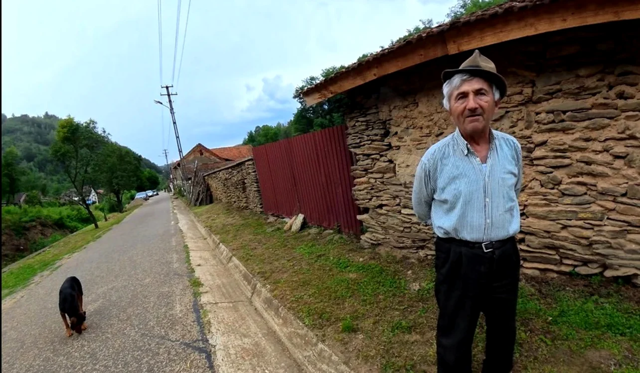 Localnicii din Fărăşeşti,mândri de satul lor. Foto: adevarul.ro