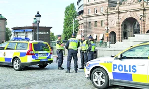 Mii de poliţişti păzesc cu glonţul pe ţeavă punctele strategice din Paris jpeg