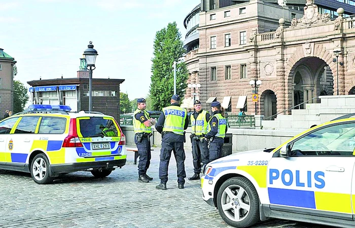 Mii de poliţişti păzesc cu glonţul pe ţeavă punctele strategice din Paris