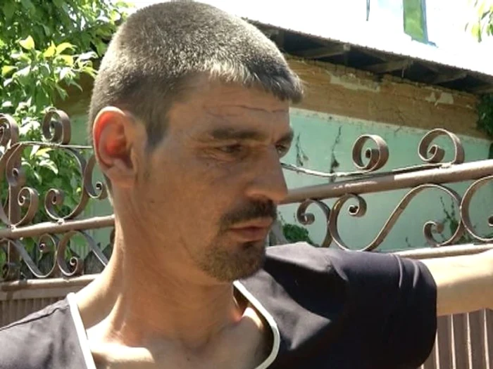 Victima a fost bătută de doi vecini pentru că le-a adus injurii