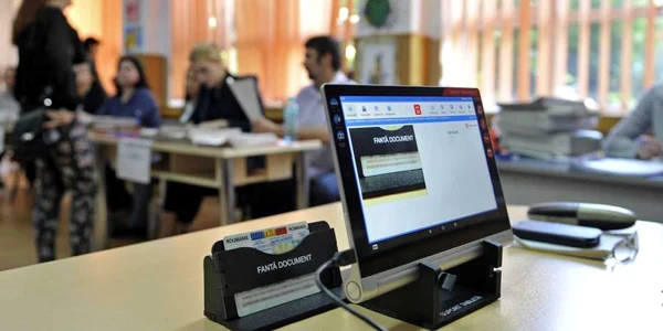 Alegeri locale- tableta pentru scanarea CNP-urilor alegatorilor FOTO Mediafax 