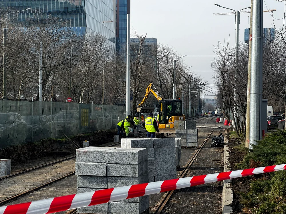 Lucrări la linia de tramvai de pe Bulevardul Expoziției. FOTO: Adevărul