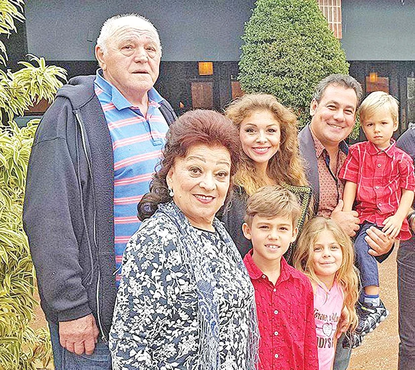 În America, alături de sot, fiu, noră şi nepoţi