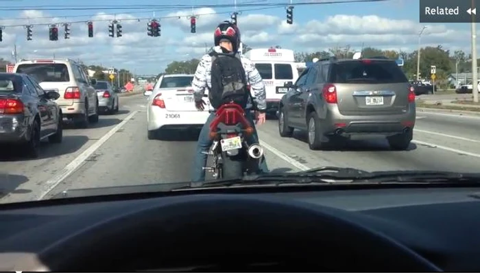
    Tânărul dansează pe motocicletă, la semaforFoto Buzzfeed  