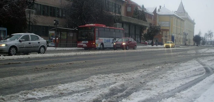 Zăpada îngreunează circulaţia pe Bulevardul Ferdinand din Alba Iulia