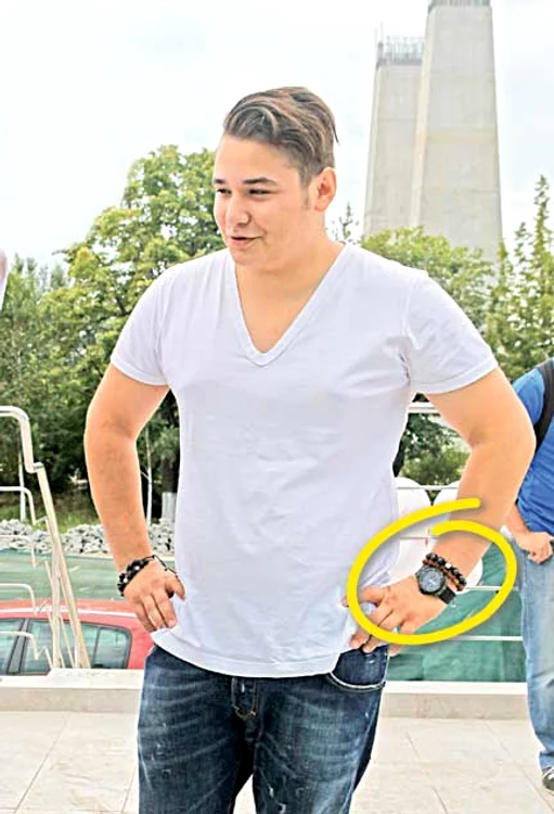Patrick poartă trei brăţări