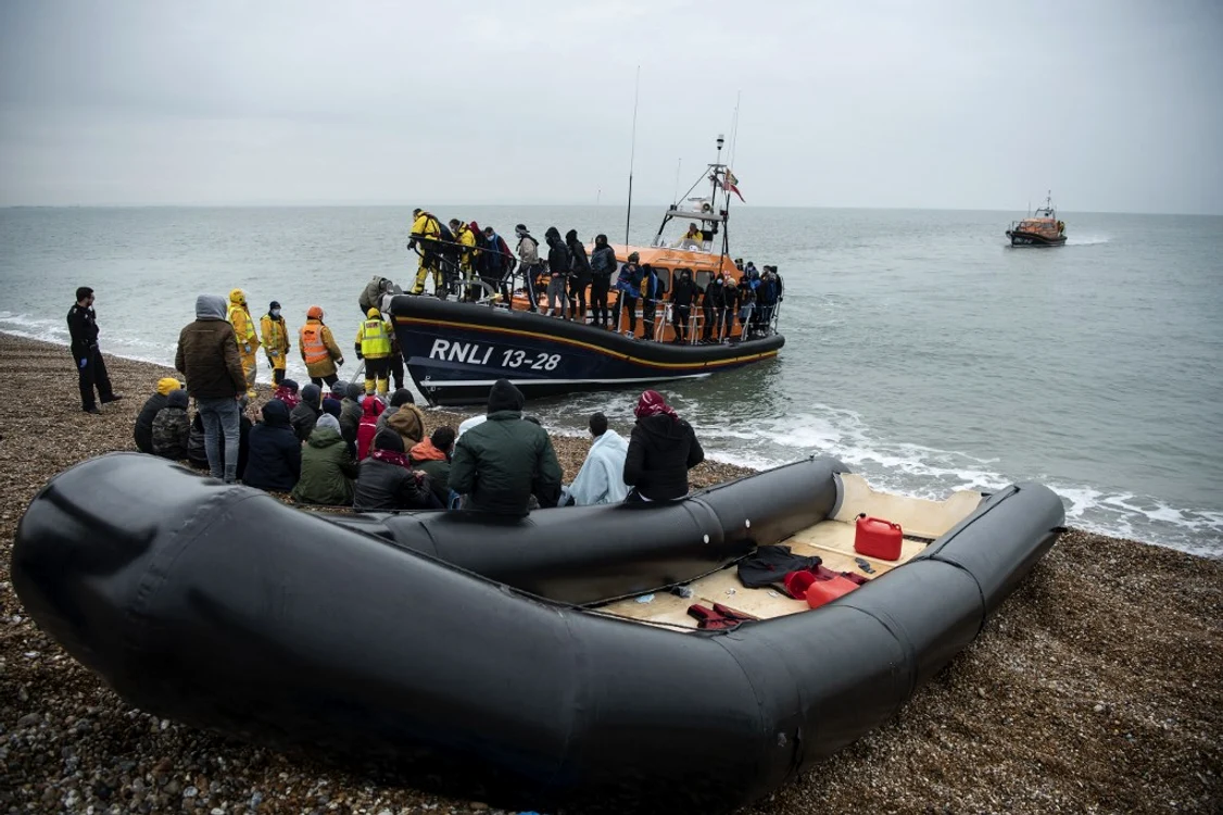 Migranți salvați dintr-o barcă FOTO Arhivă Adevărul