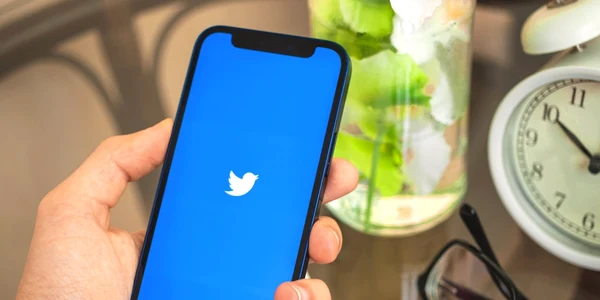 Twitter smartphone FOTO Shutterstock
