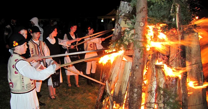 Turiştii sunt aşteptaţi să participe la ritualul de duminică. FOTOArhivă.