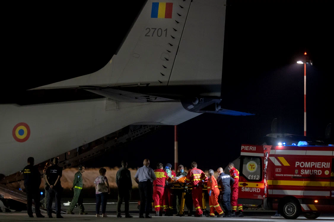 raniti in urma incediului de la Crevedia sunt transportati in afara tarii  Foto Mediafax (2) jpg