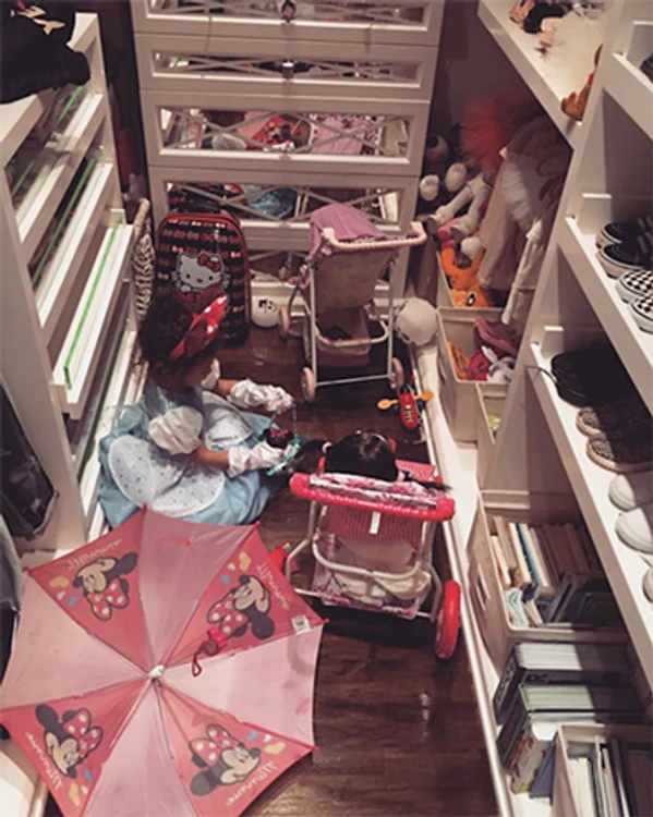 North şi-a prezentat recent dulapul cu lucruri scumpe pe reţelele sociale. Foto: Instagram