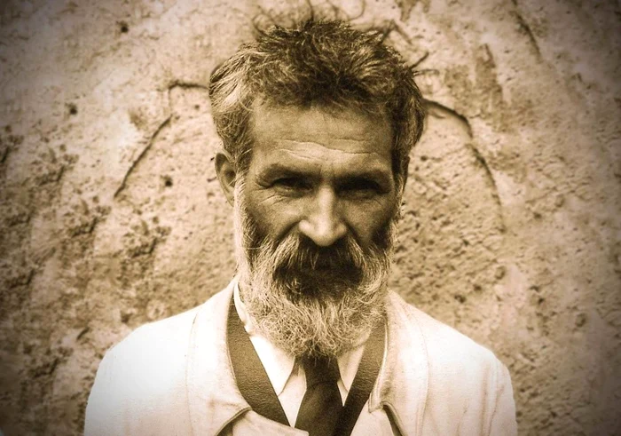 Constantin Brâncuşi, fotografie-portret realizată de Edward Steichen la Voulangis în 1922