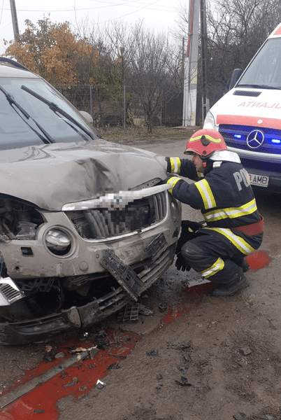 O femeie a rămas încarcerată după ce mașina ei s-a izbit de alt autovehicul, în Giurgiu