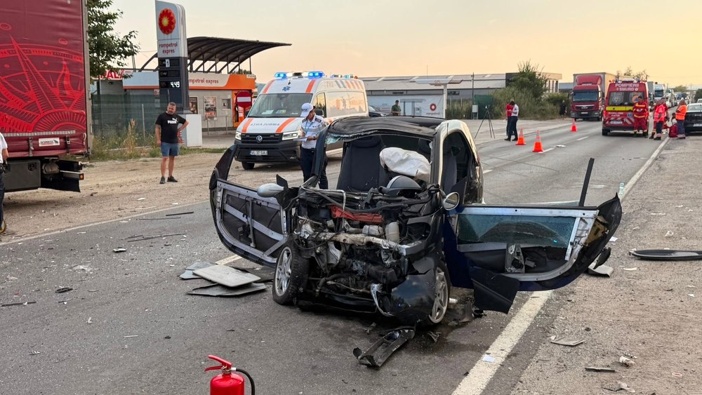 Accident mortal pe DN 67, în Vâlcea: Un bărbat de 33 de ani a murit după impactul dintre o mașină și un TIR