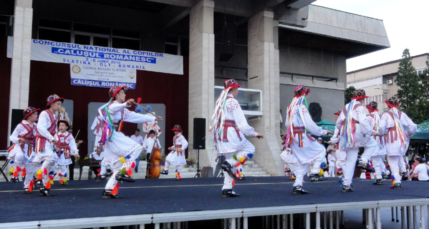 Imagine cu căluşari la Festivalul Naţional de Căluş de la Slatina - 2015    (FOTO: Mugurel Manea)