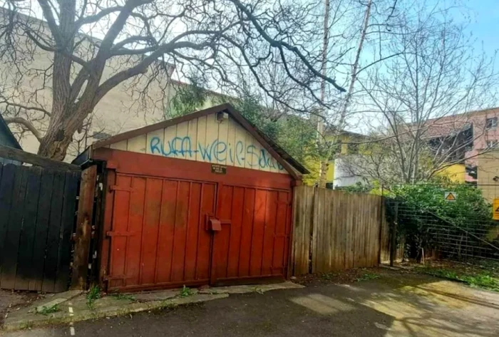 Garajul din lemn costă cât o garsonieră. Foto OLX 