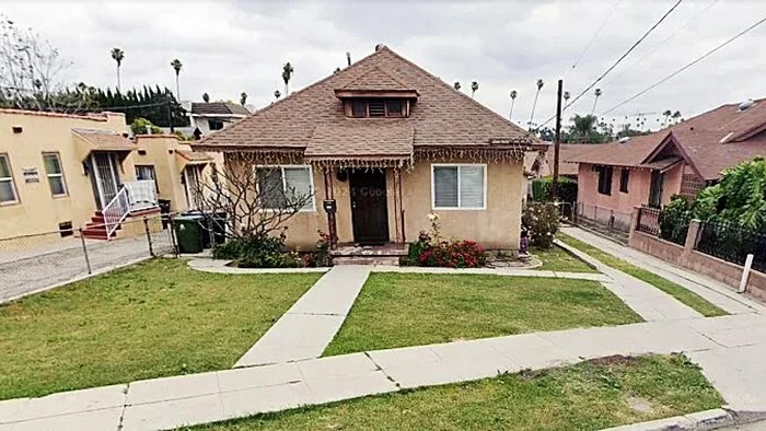 Casa de sub care se auzeau zgomotele ciudate / foto: Google Maps