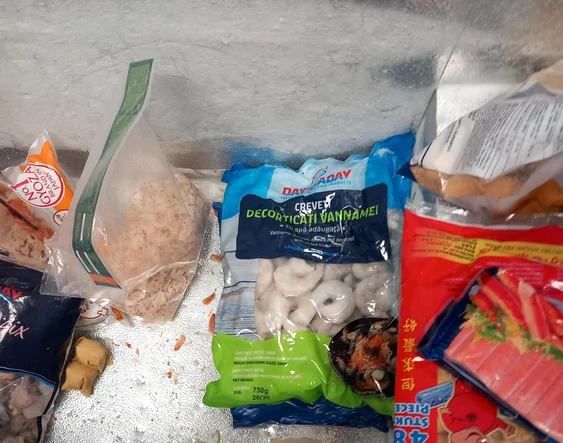 Alimente expirate la mall-ul din Galati FOTO: Protectia Consumatorului 