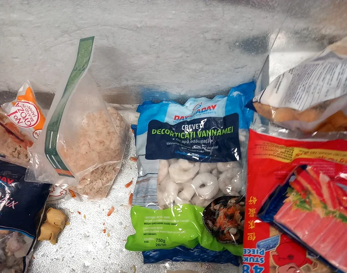 Alimente expirate la mall-ul din Galati FOTO: Protectia Consumatorului