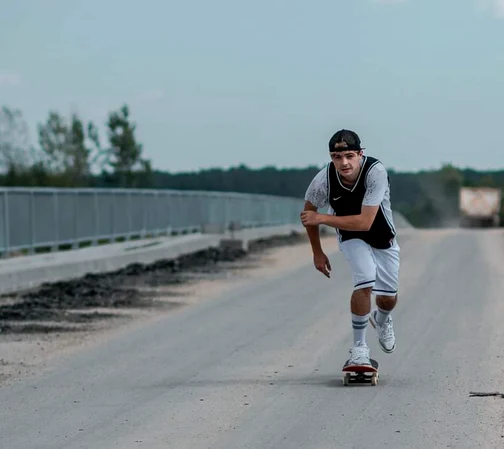 Narcis învață aproximativ 30 de tineri să practice skateboardingul Foto: facebook/skatezec
