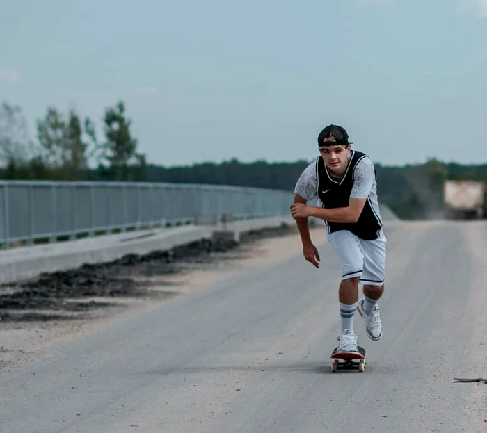 Narcis învață aproximativ 30 de tineri să practice skateboardingul Foto: facebook/skatezec