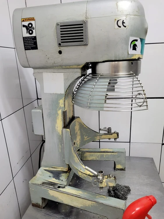 Mixer cu pete de vopsea și rugină folosit la Spartan Cluj. FOTO: Protecția Consumatorilor Cluj
