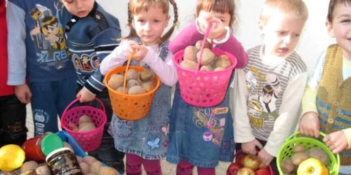 Copiii donează legume