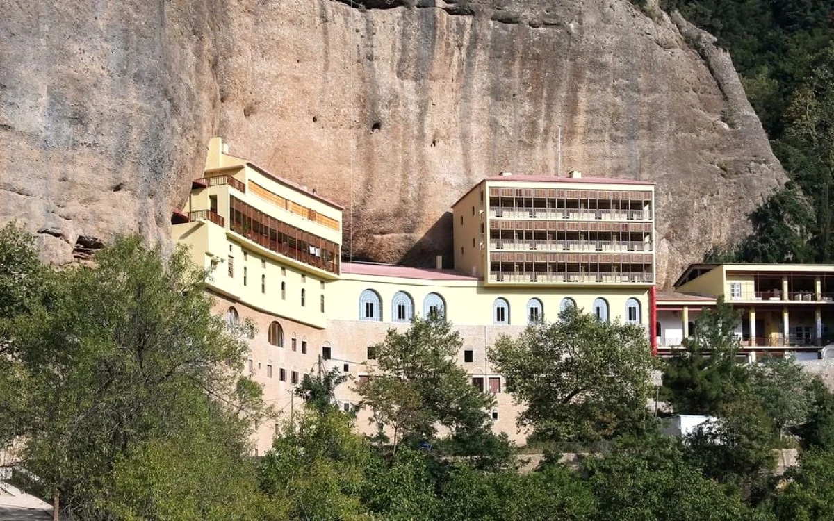 Fondată în anul 362, Mănăstirea Mega Spilaio adăposteşte numeroase relicve. FOTO. Shutterstock