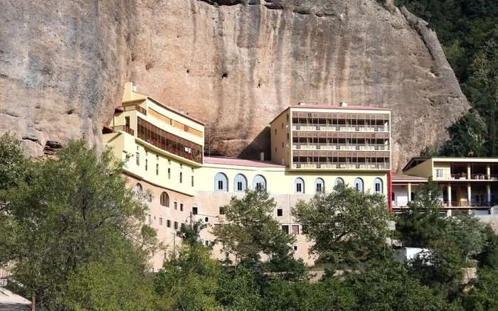 Fondată în anul 362, Mănăstirea Mega Spilaio adăposteşte numeroase relicve. FOTO. Shutterstock