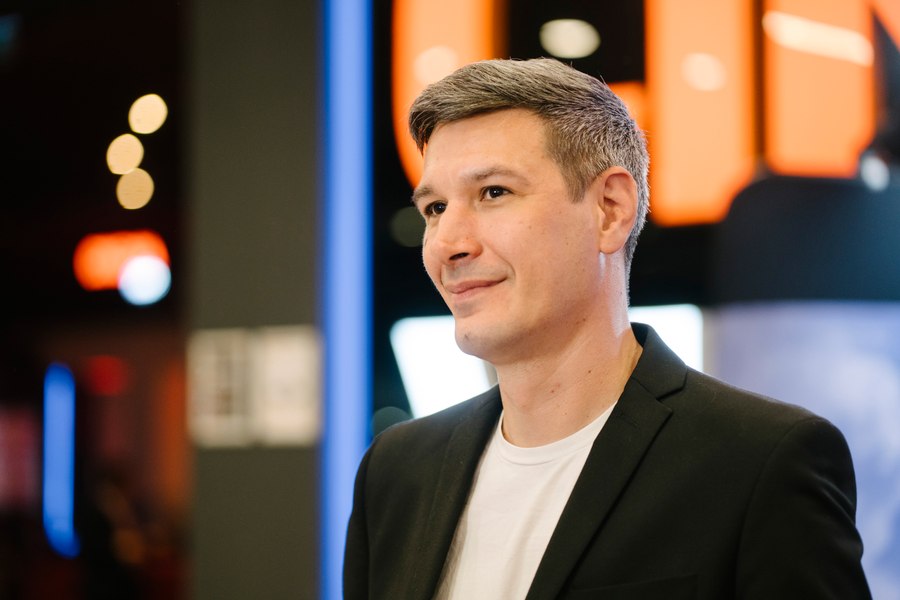 Radu Potcoavă, regizor: „Dumnezeu mi-e cel mai bun prieten. Stăm la o bârfă, la un șpriț și nu se supără niciodată pe mine“