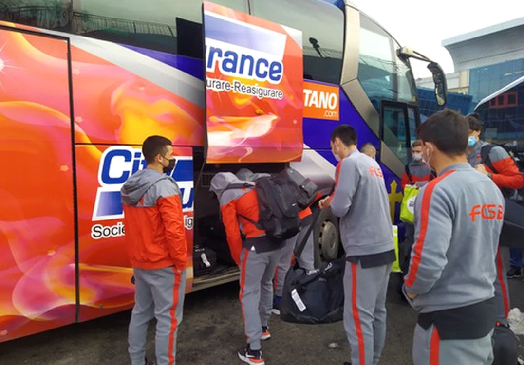 Fotbaliștii de la FCSB au mers cu autocarul la baza din Berceni
