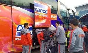 Fotbaliștii de la FCSB au mers cu autocarul la baza din Berceni jpeg