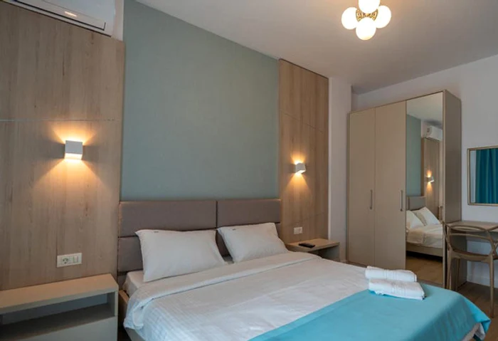 Camerele sunt spațioase și decorate cochet