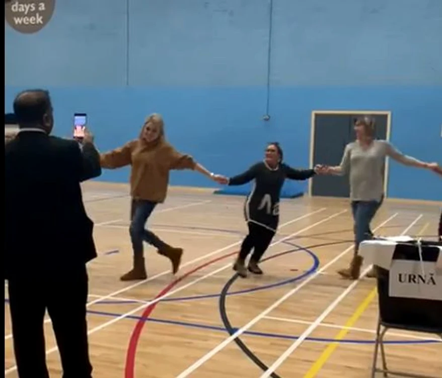 
    Românii au dansat hora în jurul urnei de vot, la Londra!Foto: Captură Video  