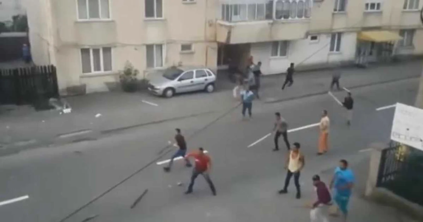 Grupurile rivale s-au atacat cu pietre şi cu bâte