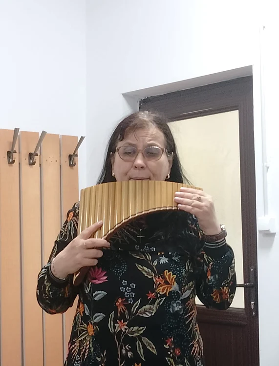 femeie_canta_la_nai_sursa_foto_anamaria_ciausu