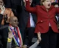 Cancelarul german Angela Merkel sărbătoreşte alături de preşedinte sud-african Jacob Zuma după ce Thomas Mueller a marcat un gol în timpul meciului din sferturile de la Cupa Mondială dintre Argentina şi Germania la stadionul Green Point din Cape Town