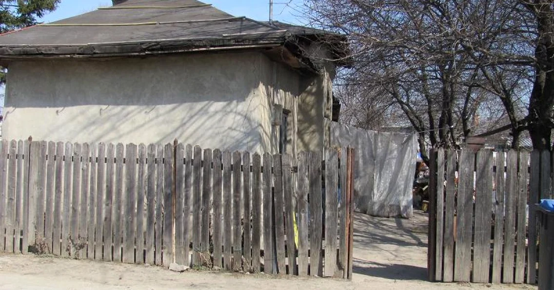 Fieraru locuia cu mama şi fratele său pe strada Stadionului