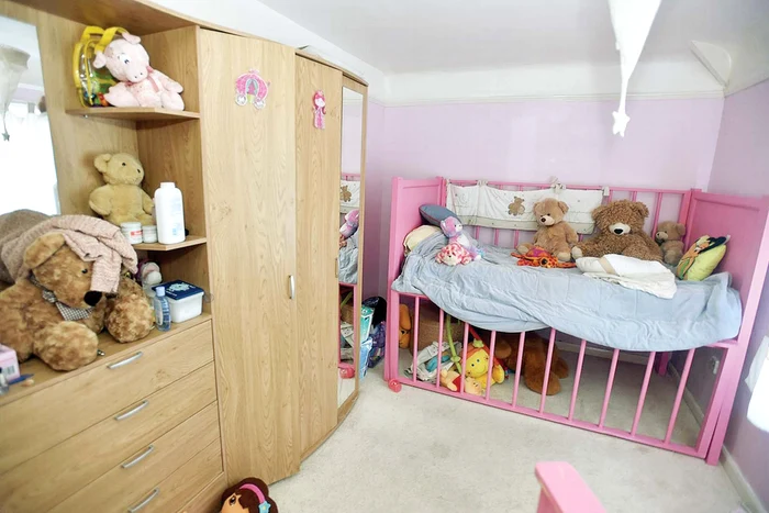 „Bebeluşul” e primit într-o cameră ticsită de jucării din pluş