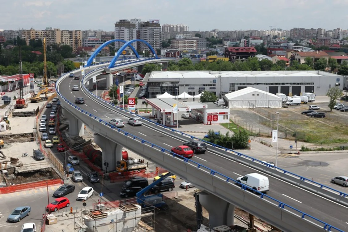 De azi se poate circula pe pod în direcţia Piaţa Sudului - Calea Vitan (foto: Sever Gheorghe)