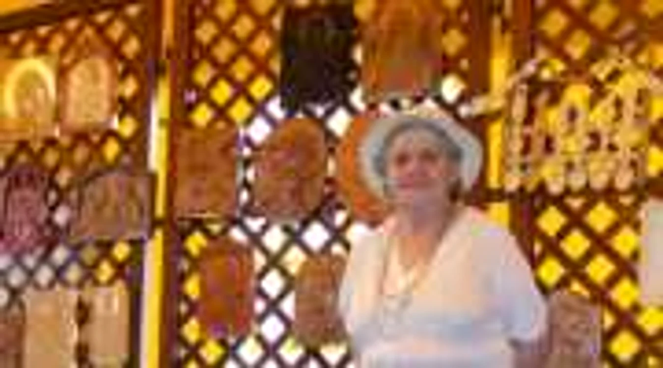 Maria Ferăstrăoaru vă oferă icoane sculptate în prag de sărbători