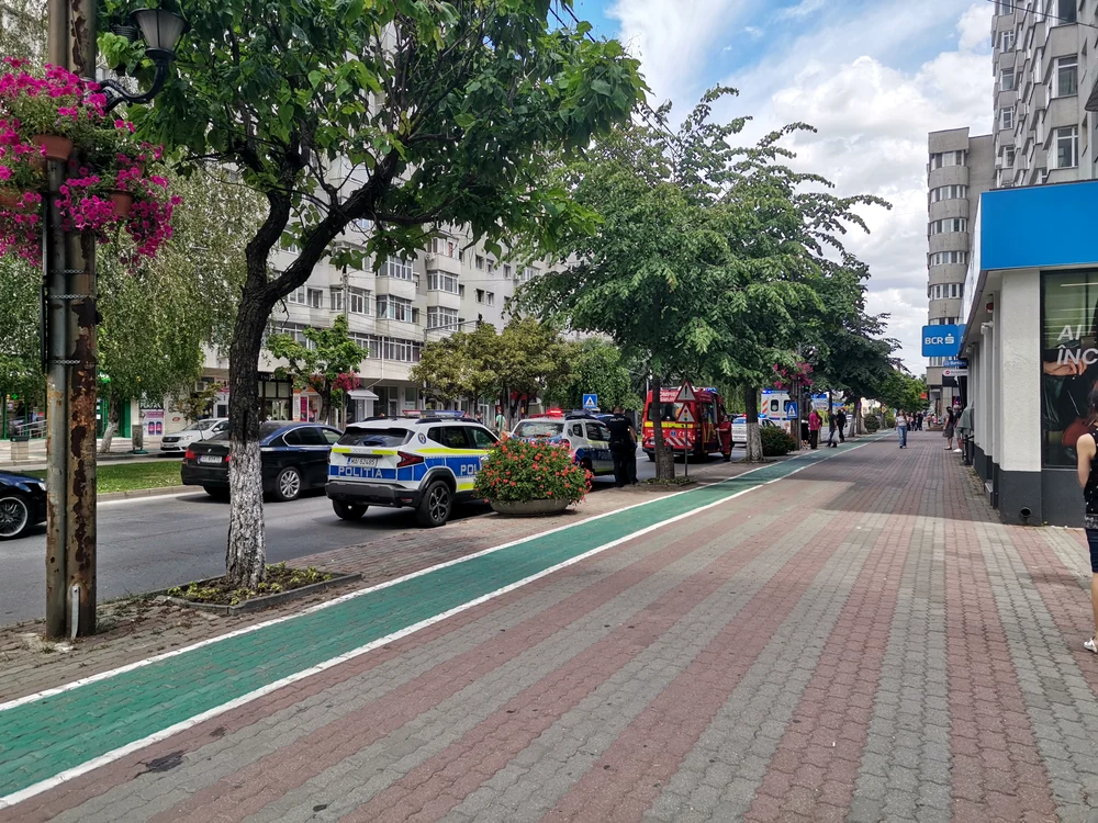 Bărbatul și-a dat foc în sediul unității bancare, fiind preluat de SMURD FOTO: Alina Mitran