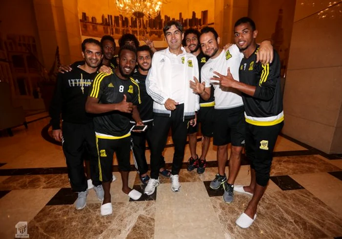
    Victor Piţurcă, alături de jucătorii echipei Al-Ittihad  